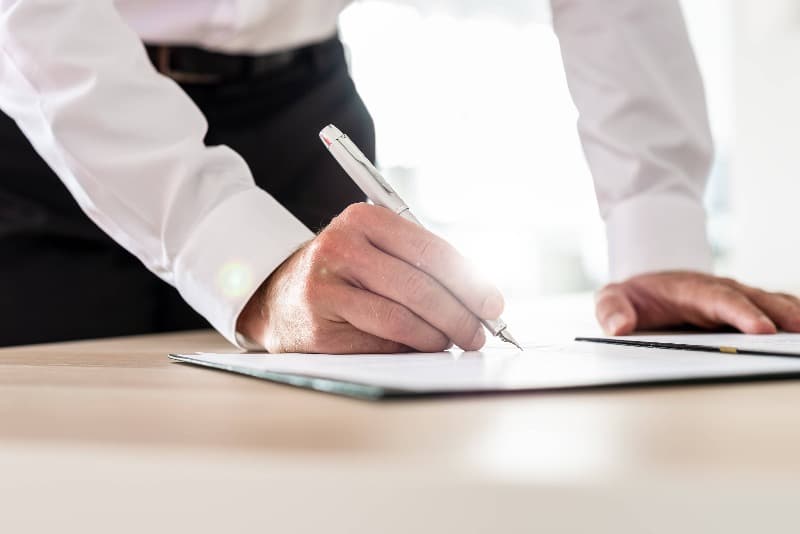 Persona signant un contracte