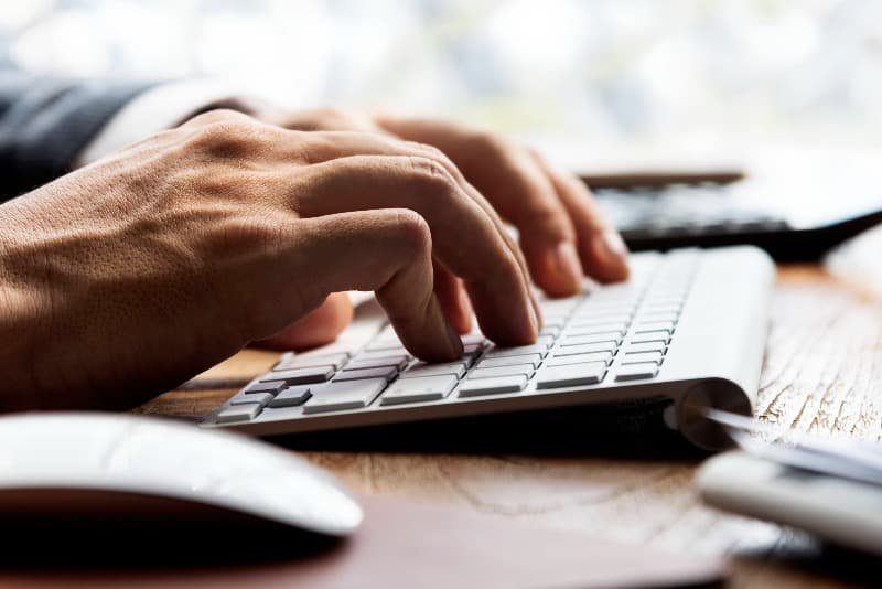 Persona escrivint en un teclat